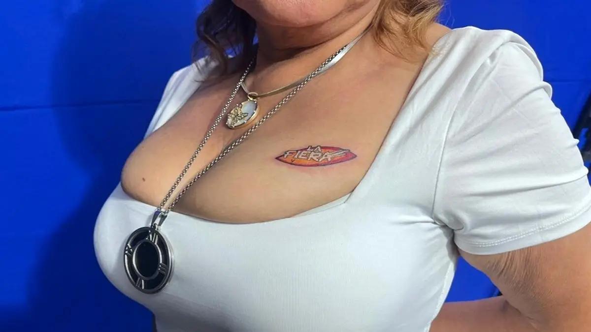 Enfermera Becky se tatúa el logo de LA FIERA ¡en una ch1ch1! (+fotos)