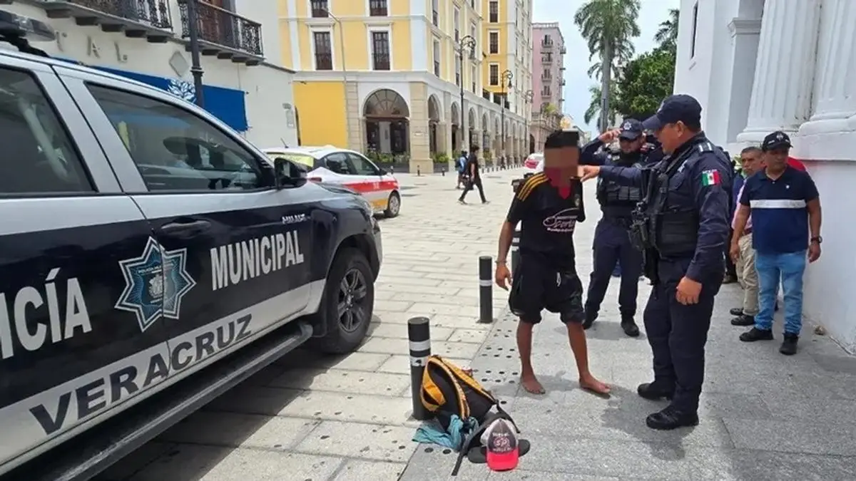 ¡Ni Dios lo salvó! Lo pescan agarrando la PDA adentro de la Catedral de Veracruz