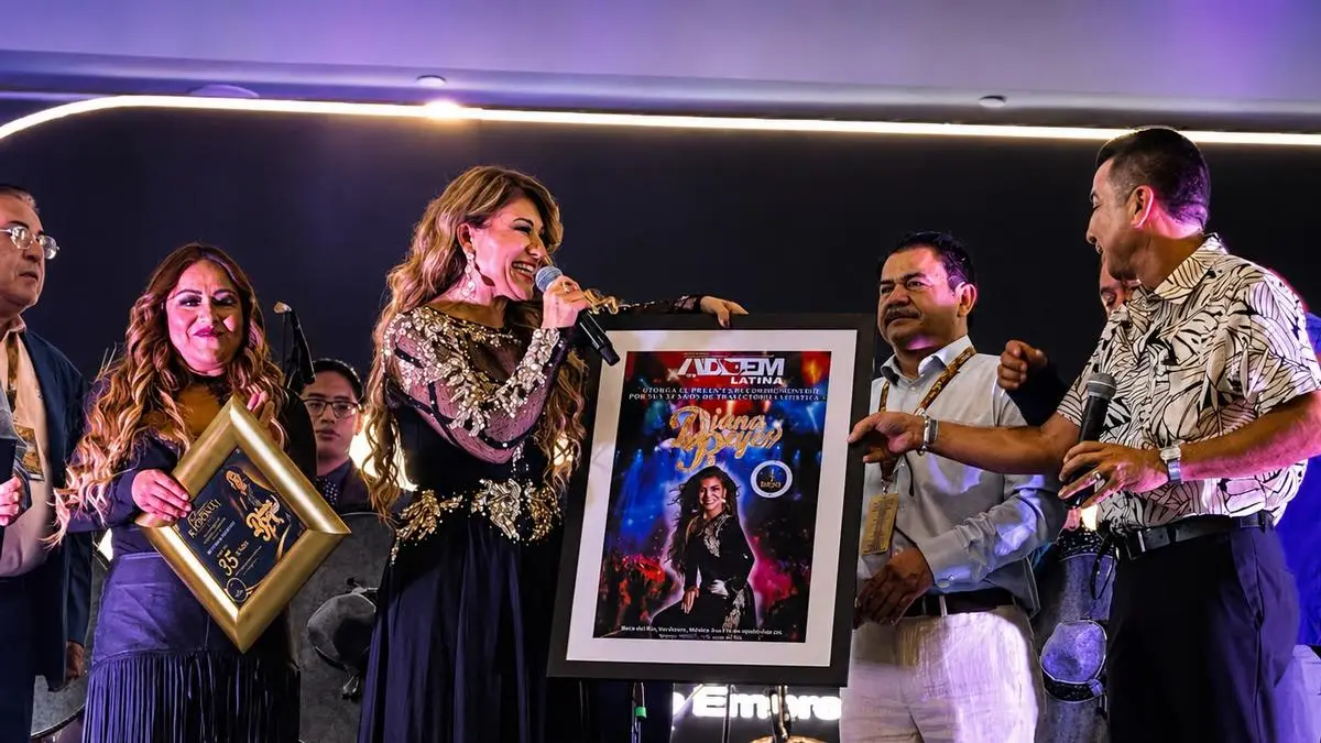 Diana Reyes celebra 35 años de trayectoria y recibe en Veracruz reconocimiento de ADEEM Latina