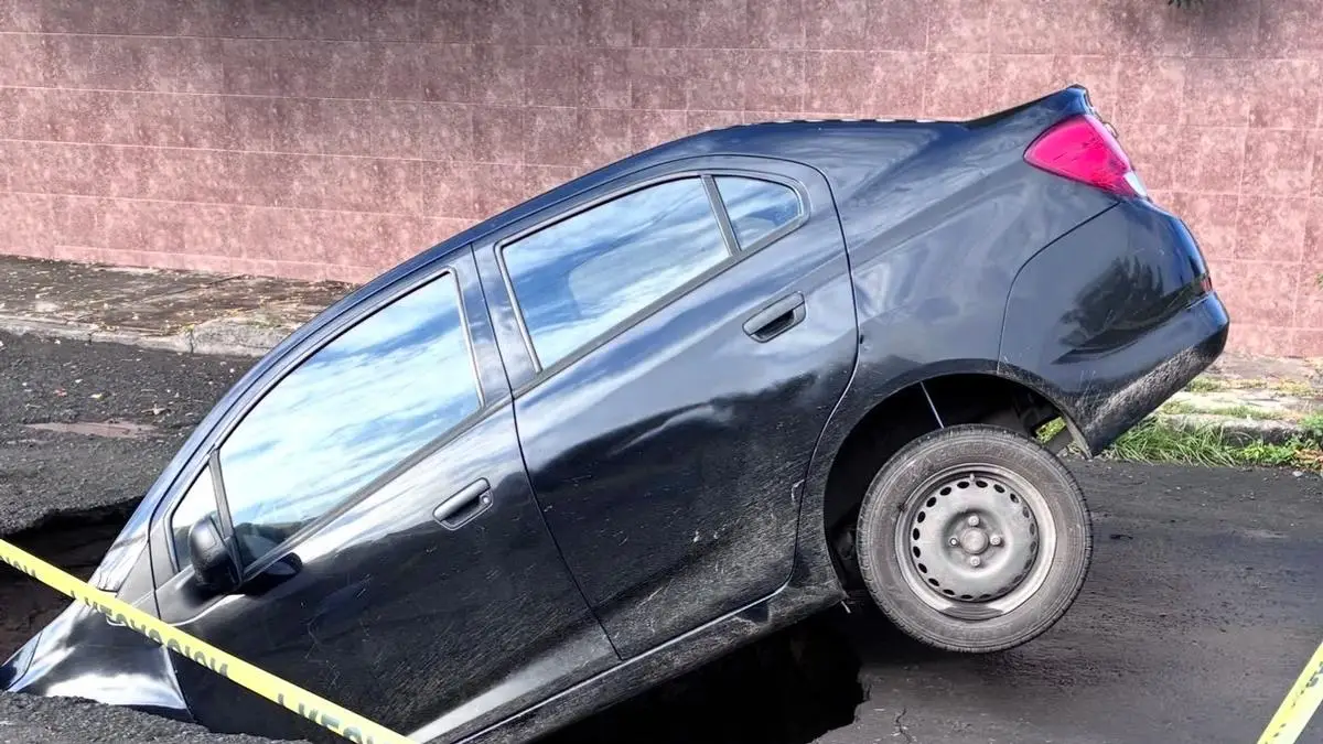 SE ABRE LA TIERRA… Socavón se traga auto en calles de Veracruz