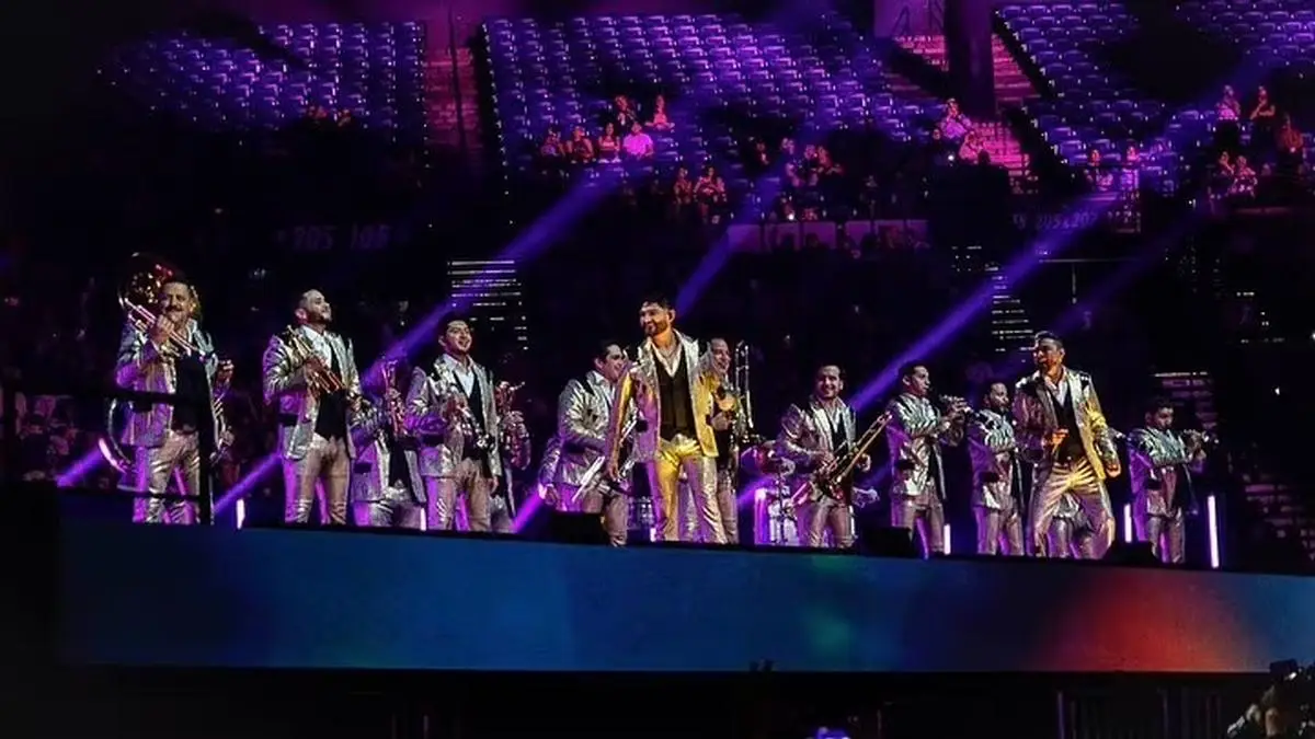 Corren a Banda El Recodo de concierto improvisado en Londres
