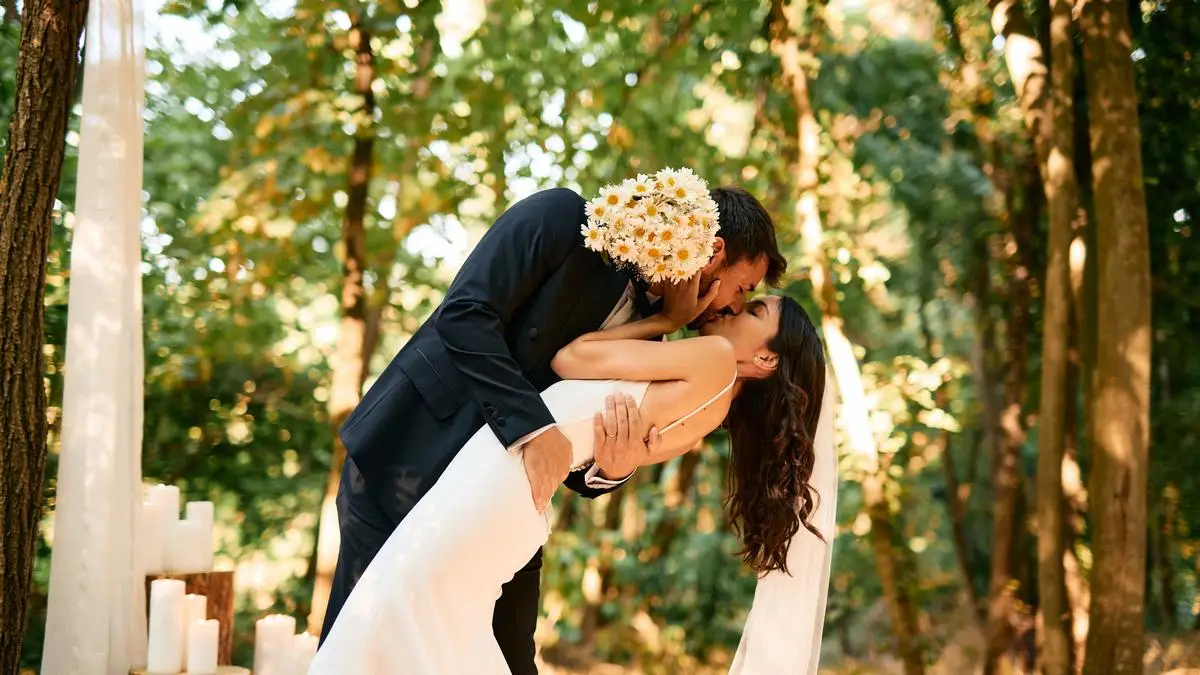 Pareja de novios no se pone de acuerdo y se casan dos veces