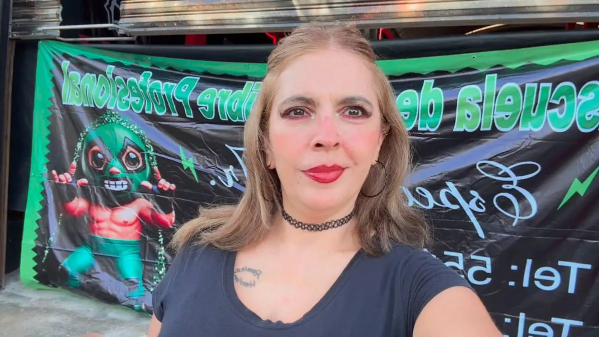 Derrapa en la moto Luna Moont , candidata al carro alegórico .