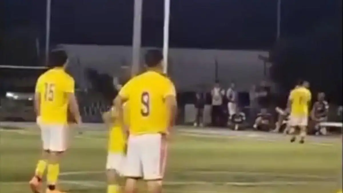 Jugador saca un cuch¡ll0 contra sus propios compañeros en partido de futbol (+video)
