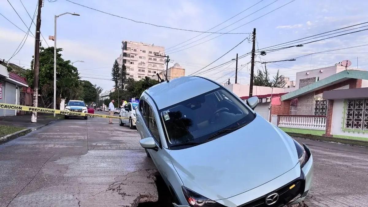 ¡Iba a darle duro al ejercicio y le tocó duro el susto! Socavón se traga su auto en Boca del Río