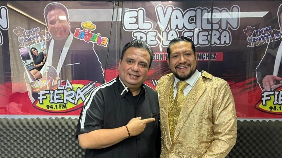 Víctor Sánchez recibe en El Vacilón de LA FIERA al rey electo del Carnaval de Veracruz 